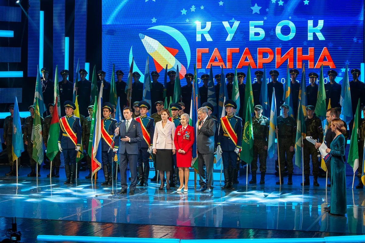 Участники и почётные гости церемонии на сцене с символикой Кубка Гагарина